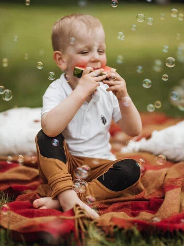 Garstyčių spalvos kelnytės su juodais lopukais, augančios kartu su vaiku