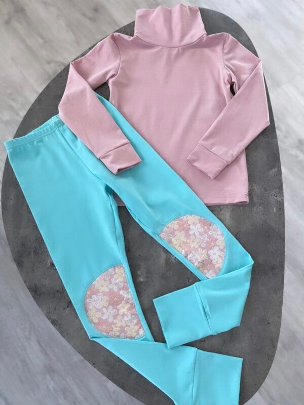 Komplektukas: mėtinės spalvos kelnytės augančios kartu su vaiku + švelniai rožinis golfukas