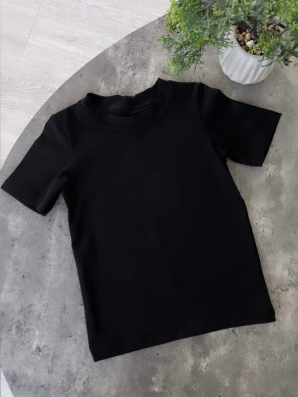 Juodos spalvos eko medvilnės palaidinė trumpomis rankovėmis