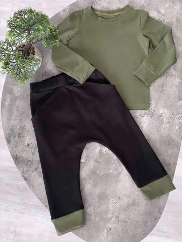 Juodos spalvos harem kelnytės su chaki spalvos akcentu