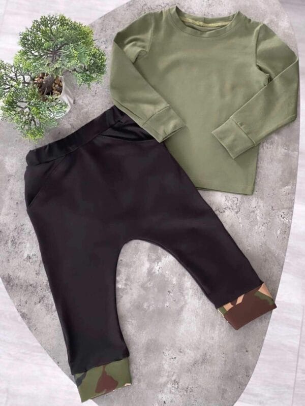 Juodos spalvos harem kelnytės su kareiviškos spalvos akcentu