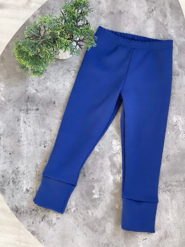 Su pūkeliu karališkos mėlynos spalvos kelnytės augančios kartu su vaiku