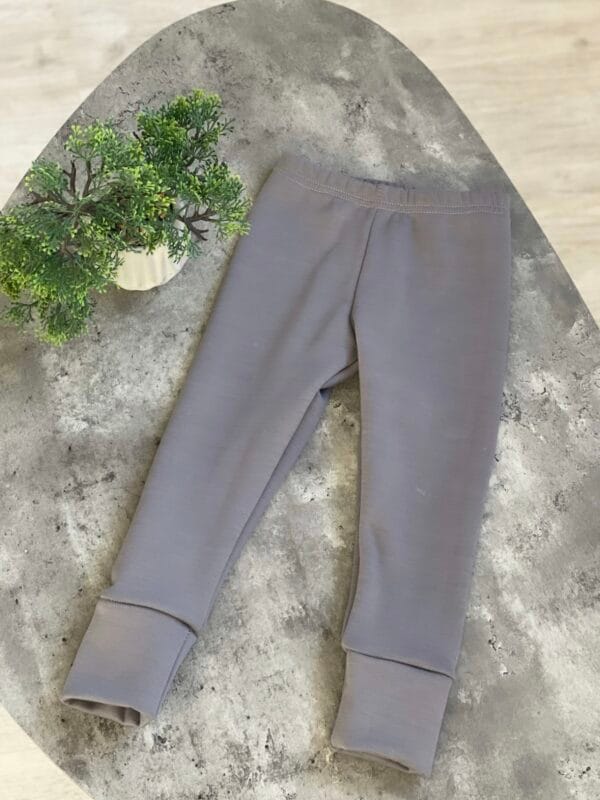 Su pūkeliu pilkos spalvos kelnytės augančios kartu su vaiku