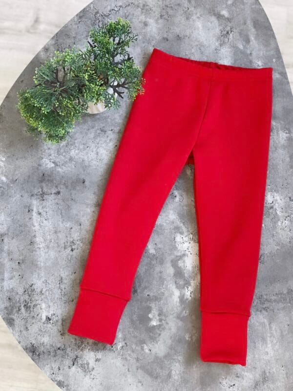 Su pūkeliu raudonos spalvos kelnytės augančios kartu su vaiku