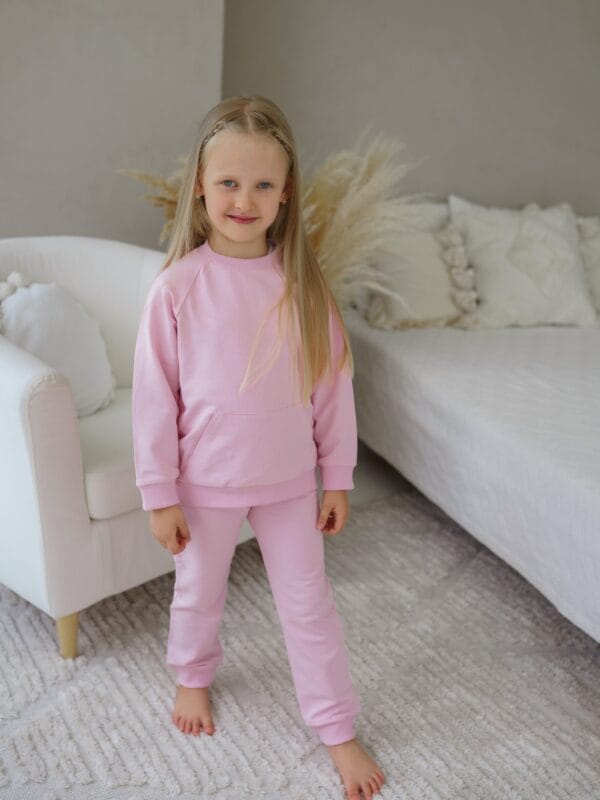 Švelniai rožinės spalvos laisvalaikio kostiumėlis