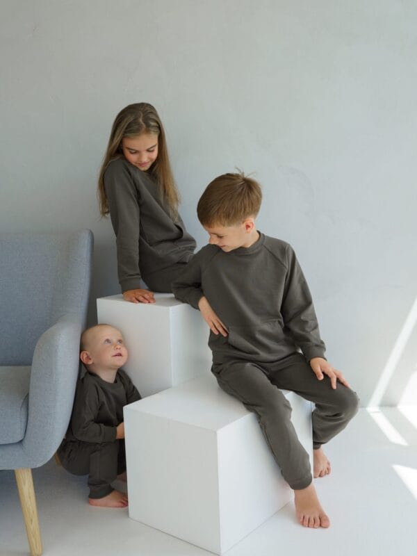 Chaki spalvos laisvalaikio kostiumėlis