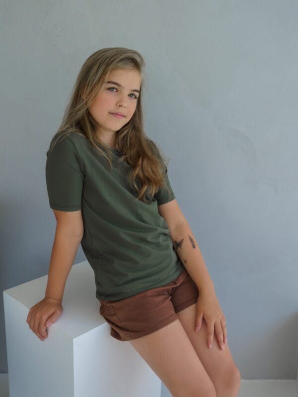 Chaki spalvos eko medvilnės palaidinė trumpomis rankovėmis